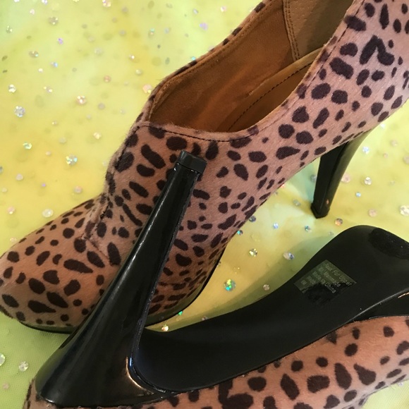Booties/heels. Faux leopard fur.Size 8m - Picture 2 of 5